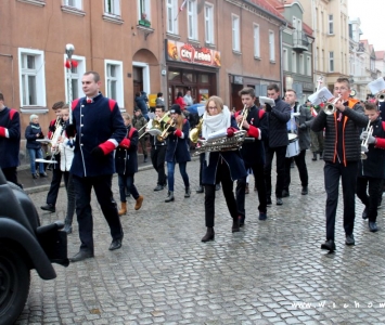 młodzieżowa orkiestra dęta w przemarszu