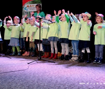 przedszkolaki występujące na scenie