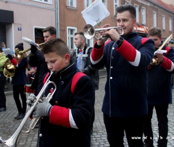 młodzieżowa orkiestra dęta w przemarszu