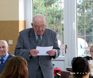 tadeusz telicki odczytuje wiersz