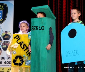 dzieci przebrane w papierowe pojemniki do selektywnej zbiórki odpadów