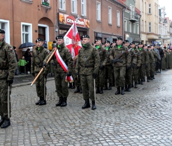 przemarsz wojska ze sztandarem
