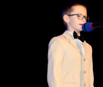 śpiewający chłopiec