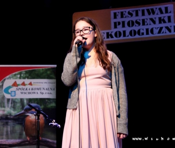 solistka śpiewająca na scenie
