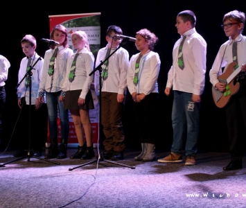 dzieci występujące na scenie
