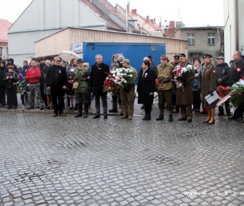 zebrani przy tablicy upamiętniającej wiec polski