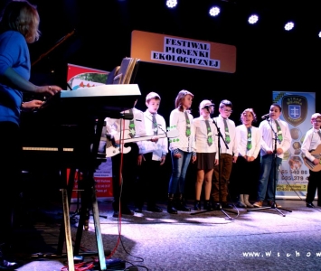 dzieci występujące na scenie