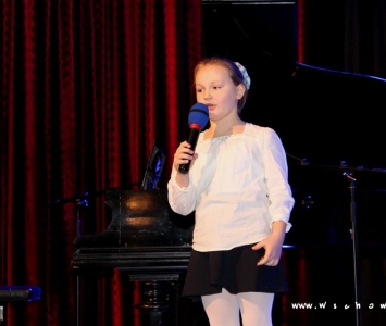 śpiewająca dziewczynka