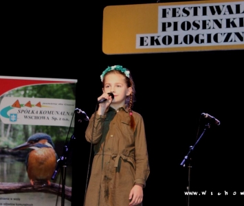 solistka śpiewającą na scenie
