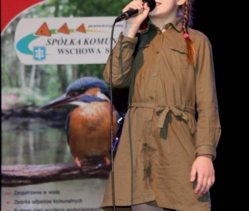 solistka śpiewającą na scenie