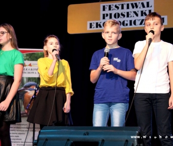 dzieci występujące na scenie