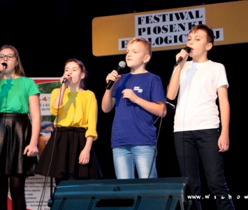 dzieci występujące na scenie