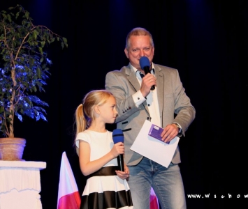 dyrektor wręcza dyplom dziewczynce