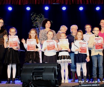 zdjęcie spiewających dzieci z klas I-III