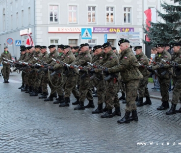 wojskowi przygotowujący się do salwy honorowej