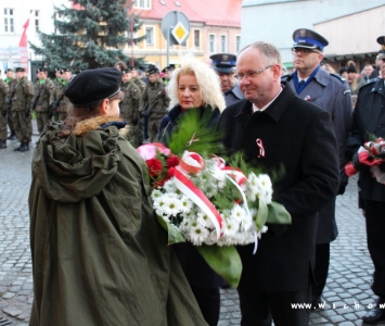 złożenie kwiatów przez przedstawicieli spółki komunalnej