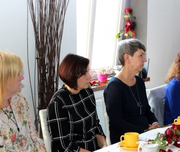 cztery nauczycielki siedzące przy stole