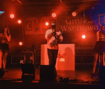dwie wokalistki i wokalista